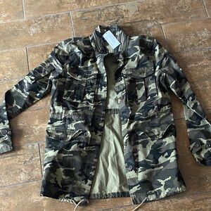 Tractr Blu Green Camouflage Field Jacket. Size small. NWT. Button front.